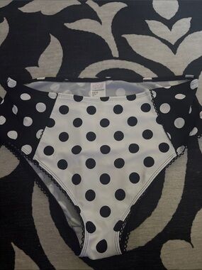Polka Dot High-Waist Women's Swim Shorts - Black & White